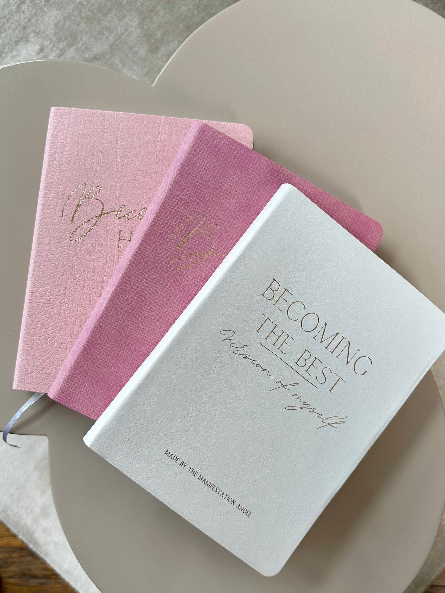 BECOMING HER: Gaiši rozā punktotā klade