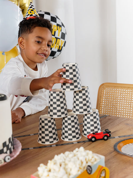 "Sacīkšu auto fanu ballīte" pinterestīgs ballīšu komplekts, vērtība 60.50 eur (54 produkti)