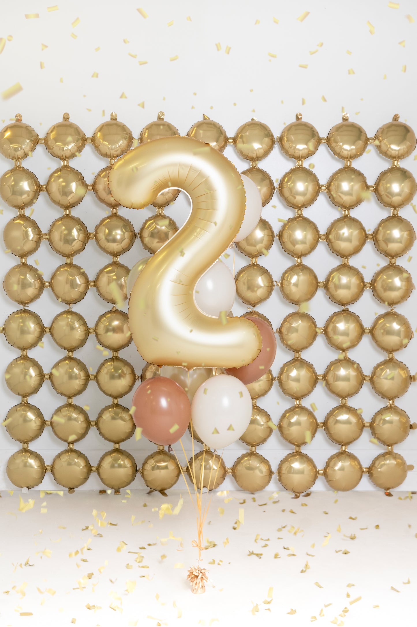 Matēts folija balons ar ciparu “2” 86cm, zelta