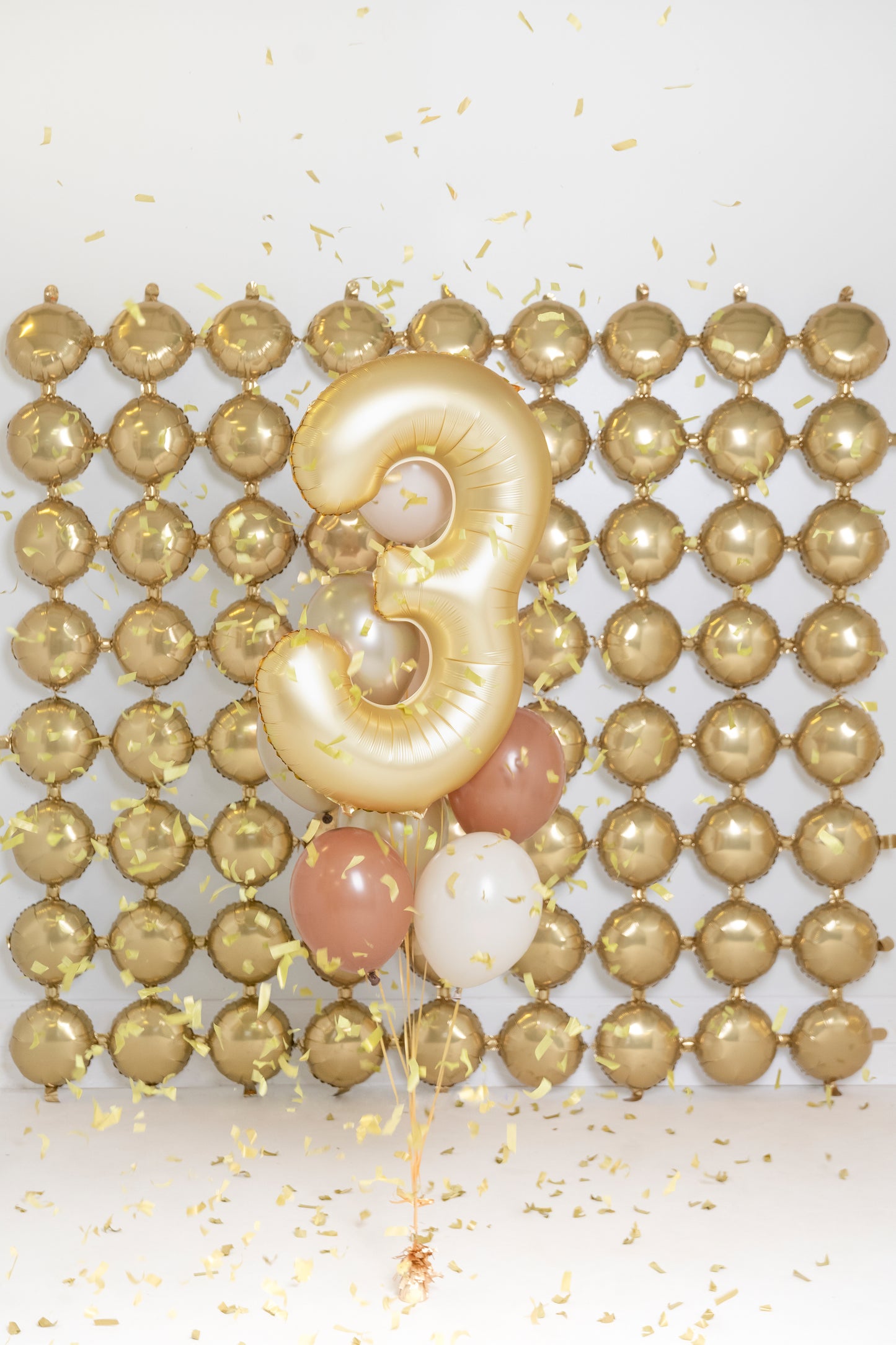 Matēts folija balons ar ciparu “3” 86cm, zelta