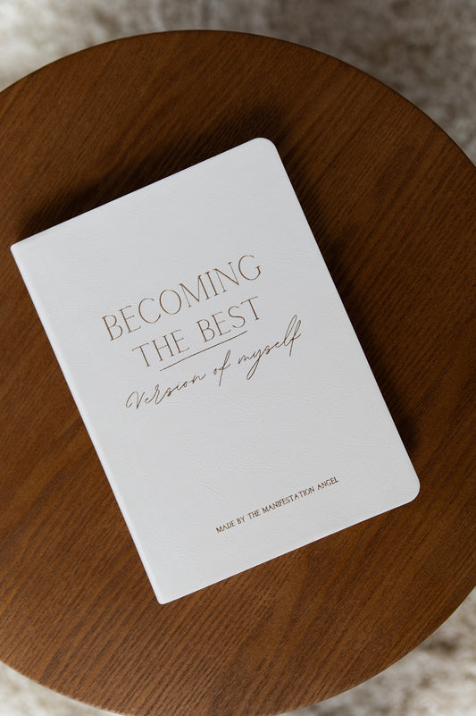 "Becoming the Best Version of Myself" punktotā klade, baltā krāsā