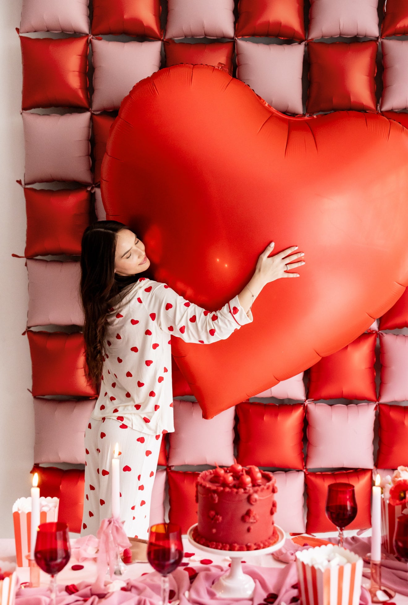 XXL folijas balons “Sirds”, sarkanā krāsā. Izmēri apm. 136 × 129 cm (54 × 51'')