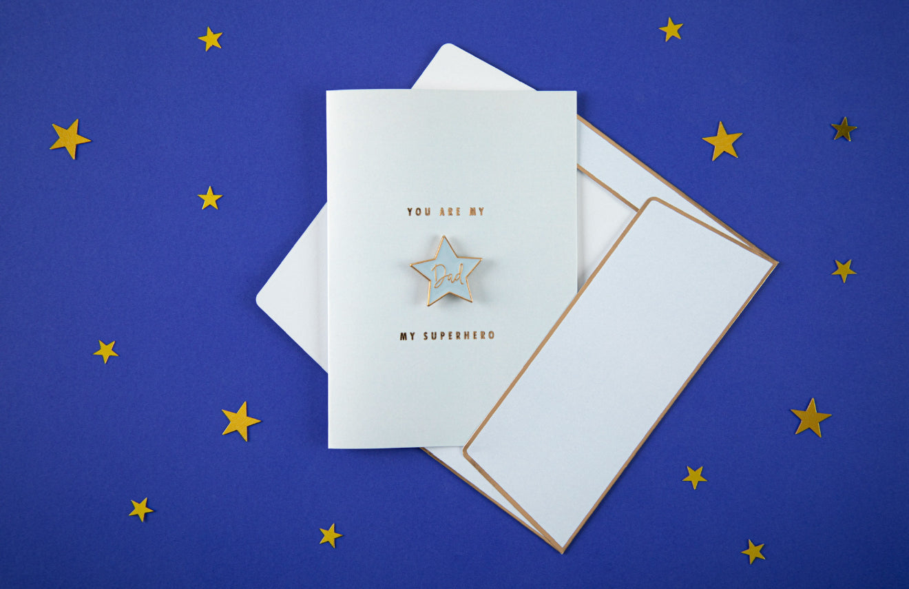 Kartīte ar emaljas piespraudi “Tētis”, 10,5 × 14,8 cm