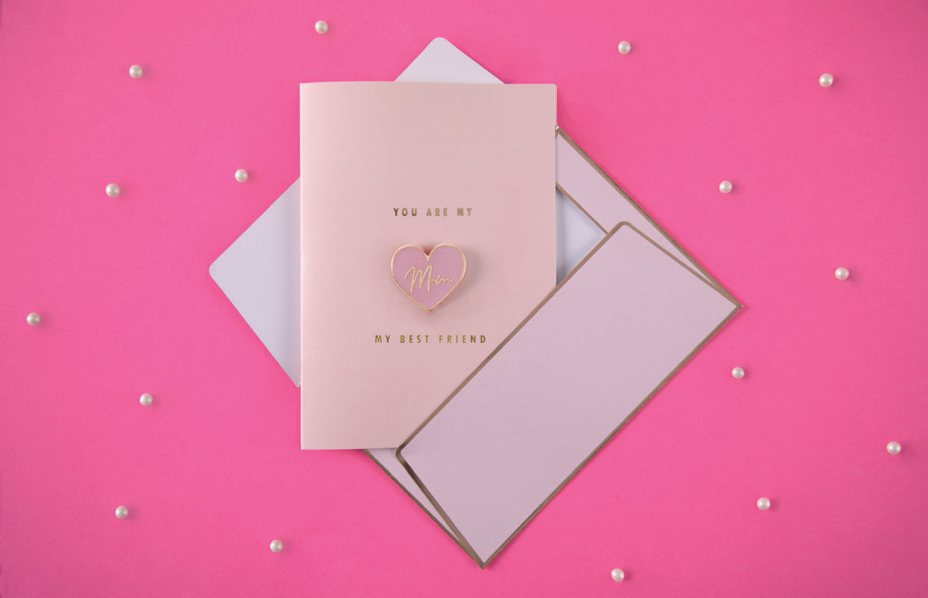 Kartīte ar emaljas piespraudi “Mamma”, 10,5 × 14,8 cm