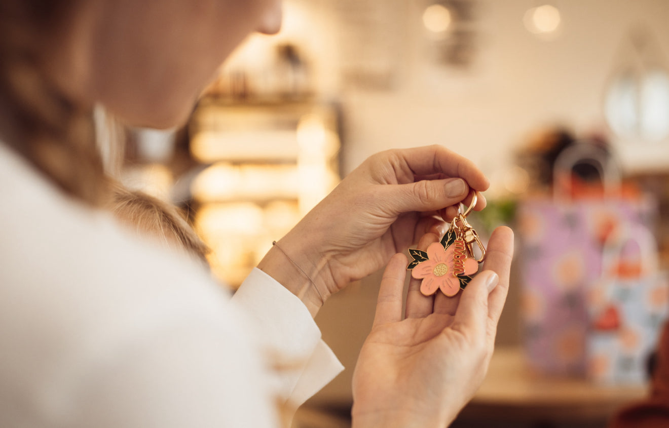 Kartīte "LOVE YOU MOM" ar noņemamu atslēgu piekariņu, 12 × 16 cm