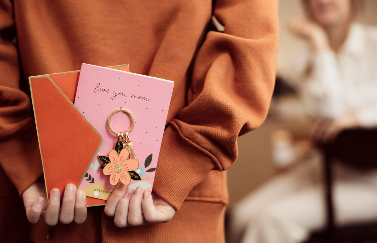 Kartīte "LOVE YOU MOM" ar noņemamu atslēgu piekariņu, 12 × 16 cm