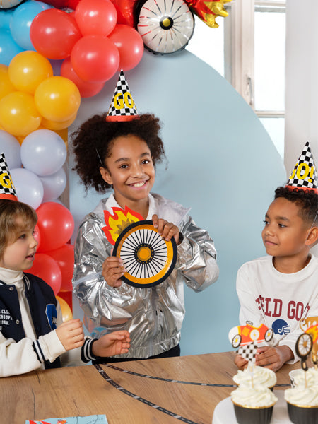 "Sacīkšu auto fanu ballīte" pinterestīgs ballīšu komplekts, vērtība 60.50 eur (54 produkti)