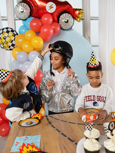 "Sacīkšu auto fanu ballīte" pinterestīgs ballīšu komplekts, vērtība 60.50 eur (54 produkti)