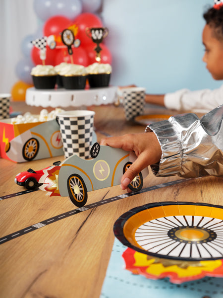 "Sacīkšu auto fanu ballīte" pinterestīgs ballīšu komplekts, vērtība 60.50 eur (54 produkti)