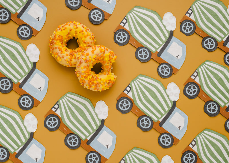 "Smago mašīnu ballīte" pinterestīgs ballīšu komplekts, vērtība 28.00 eur (33 produkti)