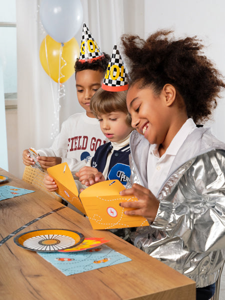 "Sacīkšu auto fanu ballīte" pinterestīgs ballīšu komplekts, vērtība 60.50 eur (54 produkti)