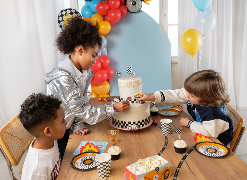 "Sacīkšu auto fanu ballīte" pinterestīgs ballīšu komplekts, vērtība 60.50 eur (54 produkti)